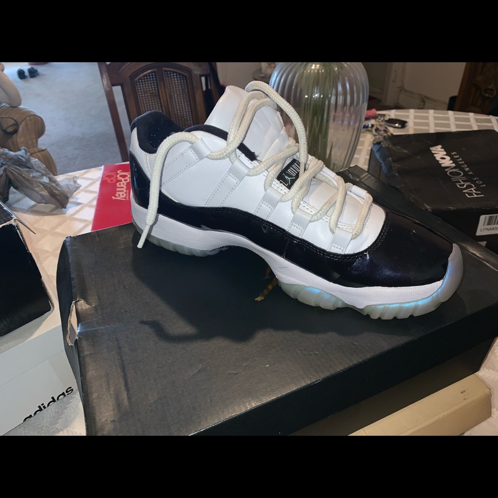 Air Jordan 11 retro low. Men’s size 9